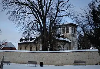 Vila za zdí obory, od jihovýchodu (leden 2021)