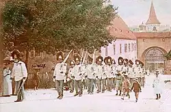 Scharzenberská granátnická garda na ručně kolorované fotografii z roku 1900