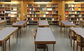 Interiér knihovny - čítárna