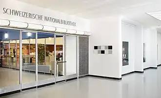 Chodba s vchodem do knihovny