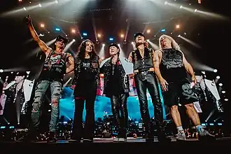 Scorpions v roce 2019, zleva: Rudolf Schenker, Paweł Mąciwoda, Klaus Meine, Matthias Jabs, Mikkey Dee