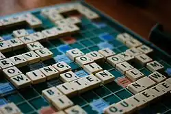 Scrabble v angličtině během hraní