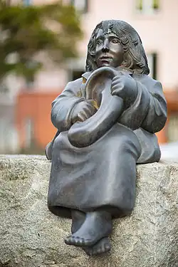 Socha děvčátka Momo od Uliky Endersové