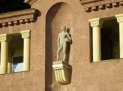 Sochy na zdech stadionu.