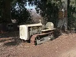 Starý traktor v kibucu Sde Nechemja