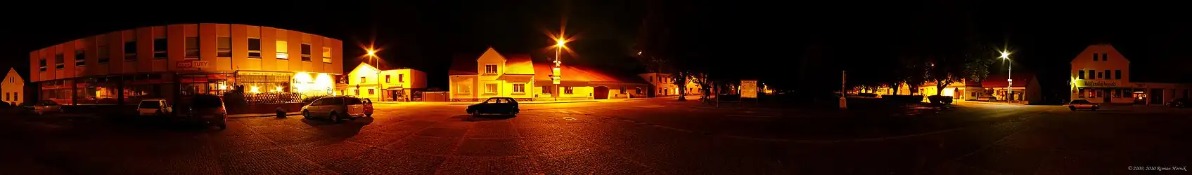 Noční 360° panorama náměstí Čeňka Strouhala
