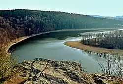 Ostrý ohyb řeky Chrudimky ve vodní nádrži Seč ze skalního ostrohu přírodní rezervace Oheb v Sečské vrchovině, georeliéfem členité a v rozsahu 275 až 738 m n. m. tvořící geomorfologický podcelek