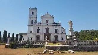 Západní průčelí a socha Krista Spasitele