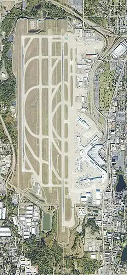 Letiště zachycené ze vzduchu.