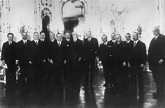 Kabinet s prezidentem Masarykem, únor 1934. Zleva: Krčmář, Dérer, Bradáč, Černý, Spina, Malypetr, Hodža, Masaryk, Bechyně, Franke, Dostálek, Šrámek, Trapl, Meissner, Czech.