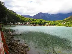 Pohled na vesnici ze zátoky