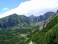 zleva Sedielková kopa, ve středu Kriváň a hrebeň Ostrej