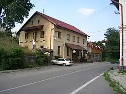 Hospoda naproti nádraží ve Lhotce
