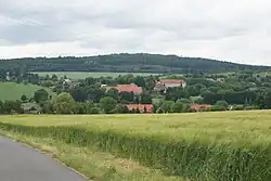 Sedlečko, v pozadí Bukovany se zámkem