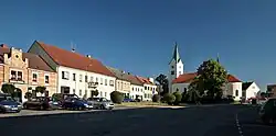 Sedlec, náměstí 7. května s kostelem sv. Jeronýma