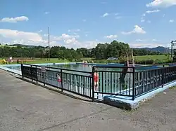 Sedlice, požární nádrž v centru vsi, která slouží též k bezplatnému koupání