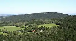 Hora Sedlo a osada Nový Dvůr při pohledu z hradu Kašperk