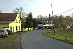 Domy u hlavní silnice