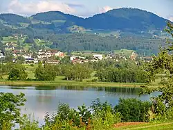 Jezero Pfäffikersee a hora Bachtel