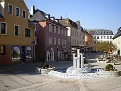 Porcelánová kašna na náměstí