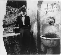 Frances Benjamin Johnstonová, autoportrét, Itálie, 1905