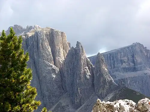 Sellatürme a v pozadí Sass Pordoi