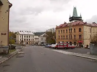 Komenského náměstí, vlevo mariánský sloup, vpravo věž kostela sv. Petra a Pavla