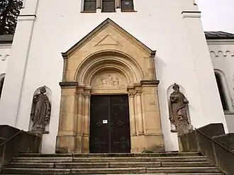 Portál kostel sv. Petra a Pavla v Semilech (1911)