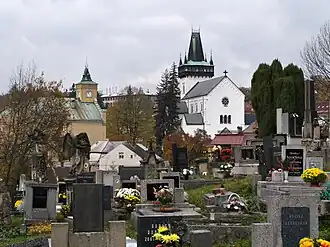 Pohled na semilskou radnici a kostel sv. Petra a Pavla