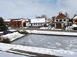 Náves s obecním úřadem a Muzeem perleťářství a tradičního bydlení