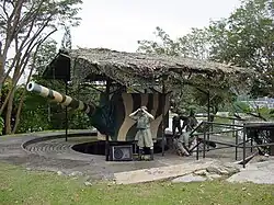 Replika jednoho z pobřežních děl v pevnosti Siloso