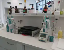 Sestava automatických titrátorů pro analýzu vína v laboratoři SZPI v Brně.