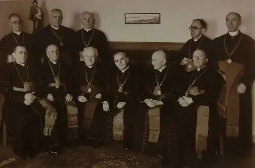 Franz Wagner na setkání kanovníků litoměřické kapituly sedící třetí zleva (rok 1940)