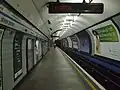 Nástupiště Victoria Line směrem z centra