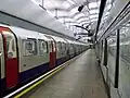 Souprava Victoria Line končící a směřující do depa