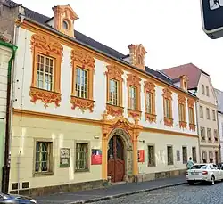 Budova galerie v Michalské 7, za ní provozní budova SGVU