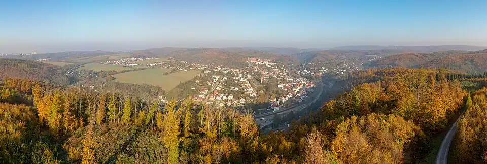 Severovýchodní pohled z rozhledny na Bílovice a údolí Svitavy