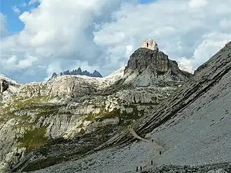 Dreischusterspitze a Haunold (vzadu) při pohledu od Paternsattelu.