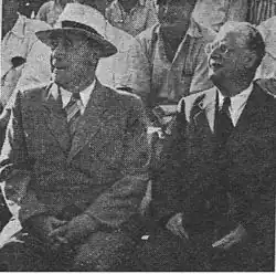 Šabtaj Levy (vpravo) a Jisra'el Rokach při sledování sportovního utkání mezi týmy Haify a Tel Avivu v roce 1945