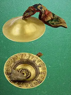 Šeng (nahoře pohled z vnějšku , dole pohled do útrob)