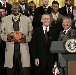 Zleva: Shaquille O'Neal, Pat Riley a Micky Arison v Bílém domě, únor 2007