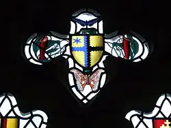 Skleněná vitráž s láčkovkami v kostele sv. Leonarda v Devonu jako památník obětí druhé světové války v Sarawaku. Dle zdejší církve se jedná o láčkovku rádža, ačkoli připomíná N. edwardisiana