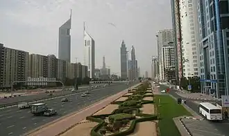Tepna Dubaje E11, zde pojmenována jako Sheikh Zayed Road