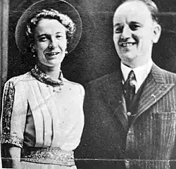 Novomanželé Shiela Grant Duffová a Noel Newsome po svatbě v roce 1942 před Downing Street číslo 10 v Londýně