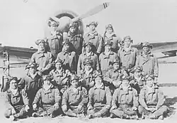 Skupinové foto stíhačů Šókaku sentókitai (翔鶴戦闘機隊~ palubní stíhací letka ze Šókaku) před Pearl Harborem. Masao Iizuka je ve druhé řadě druhý zleva