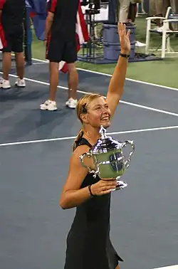 Maria Šarapovová s pohárem US Open Trophy po výhře na US Open 2006