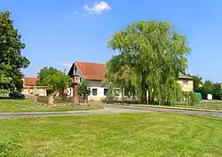 Náves ve Stupicích s památkové chráněným křížem z roku 1826