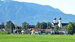 Panorama obce od severu