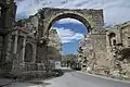 Side, monumentální brána v blízkosti amfiteátru