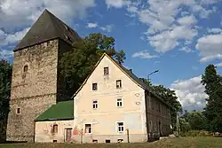 Věž ze 14. století a dům z 18. století v Siedlęcině